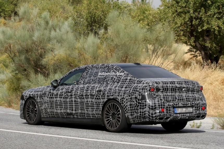 2027 BMW 7 Series LCI Spied With Revised Front Lighting System Rear 